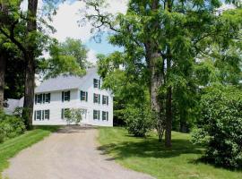 The Dutton Farmhouse，位于Dummerston Center的酒店