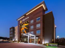 La Quinta Inn & Suites by Wyndham Locust Grove，位于洛克斯特格罗夫的酒店