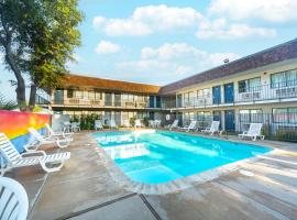 德尔里奥6号汽车旅馆，位于德尔里奥的酒店