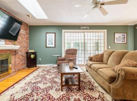Berkshire Vacation Home in Lee - Pool is Open!，位于李城的酒店