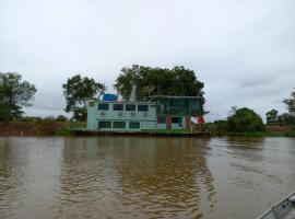 Barco Casa Pantanal Toca da Onça，位于波科内的船屋