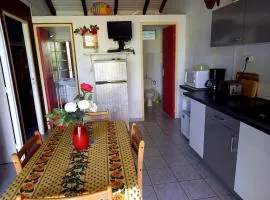 Bungalow confortable a Deshaies avec vue mer jardin cloture