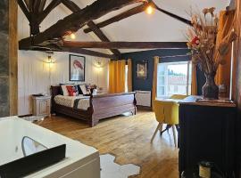 Suite Penthouse Romantique, Confolens, Charente，位于孔佛朗的酒店
