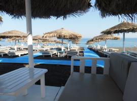 Perissa BeachFront Rooms，位于佩里萨的酒店