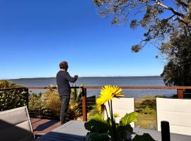 The Pelican Palace Your Perfect Retreat Absolute waterfront, Stunning Clear Water View and Direct Access to water，位于Gorokan的别墅