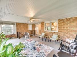 Movie Room and Home Gym Sinking Spring Home!，位于Sinking Spring的酒店