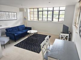 3 Bedroom - Wallis Square Farnborough，位于Cove的酒店