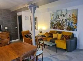 Gîte en face du Château de NIZAS, 4 chambres d'hôtes et 1 appartement familial pour 4 personnes