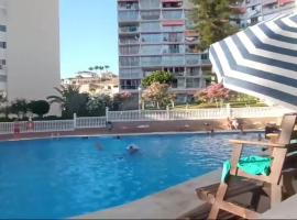 NUEVO APTO PARA HASTA 6 PERSONAS MUY CERCA DE PLAYA LEVANTE BENIDORM CON JARDÍNES Y GRAN PISCINA , PISTA DE TENnIS Y FUTBOL DEPORTES Y ZONA INFANTIL ,EN URBANIZACIÓN CON PARKING，位于贝尼多姆的酒店