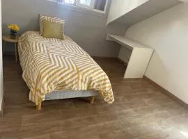 Chambre avec balcon dans charmante maison prêt d' aéroport d'Orly et proche paris