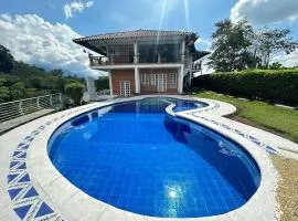 Casa con piscina a las afueras de Armenia