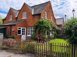 Grade II listed Victorian cottage，位于温莎的度假屋