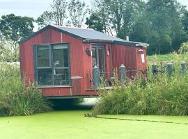 Red Sheds Cabin 'Herons Den'，位于波塔灵顿的豪华帐篷