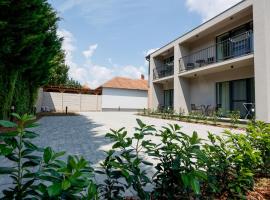 Gyulai V&aacute;rpark Apartman 2，位于久洛的自助式住宿