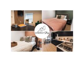 Wych Cottage, Striking 2 Bed, Parking, King Bed, First Floor Flat，位于萨默顿的酒店