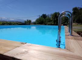 Pyrenees Vue Gite - Vues Fantastique, Parking Gratuit Sur Place & Piscine，位于圣戈当的酒店