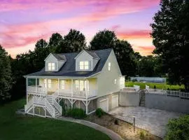 NEWLY Renovated near Asheville! HOT TUB and seasonal POOL!