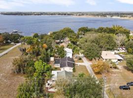 Spacious Retreat Fenced Yard Screened Deck，位于Babson Park的酒店