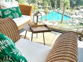 Boutique luxury apartment Azur Deluxe resort On the beach，位于圣君士坦丁和海伦那的酒店