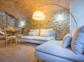 'La Petita' Cruilles Costa Brava Chic Welcoming Cottage Medieval Village，位于克鲁尔雷斯的酒店