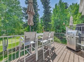 Cloudcroft Townhome on Golf Course with Deck!，位于克劳德克罗夫特的酒店