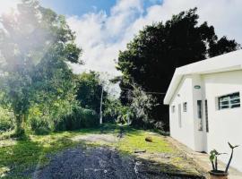 House in nature, between land and sea，位于Le Morne Rouge的酒店