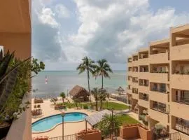 Picturesque 2 Bedroom Condo with Fabulous Ocean Views, condo