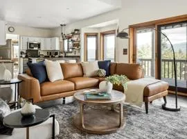 Hot Tub - Scenic Views - Spacious Deck - Game Room