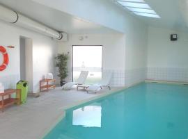 圣路易巴塞尔阿德吉奥阿克瑟斯公寓式酒店，位于圣路易的带泳池的酒店