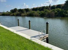 New with Pool & Pier! Perfect for two Families!，位于珊瑚角的酒店