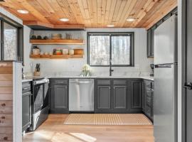 Trautwein Lake Cove with Hot Tub，位于Innsbrook的酒店