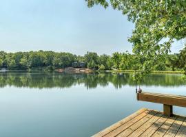 Linden Lakefront Retreat with Kayaks，位于Innsbrook的酒店
