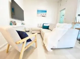 The Beach Pad - Renovated 1BR Steps from Towradgi
