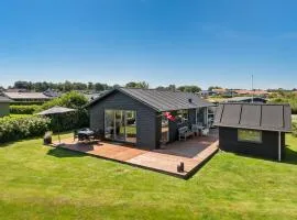 Awesome Home In Sæby With Kitchen