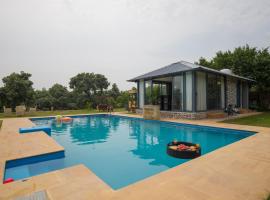 Elivaas 5 BHK with Pool, Tents & Pond - Kaimalgarh Farmstay，位于Bhundsi的酒店