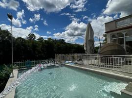 Villa Ibrahimagic with Pool and River Privat Beach Only Advance Payment，位于Bosanski Novi的酒店