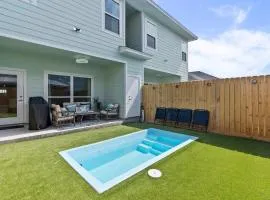 Stylish Townhouse with BBQ, Pool & Near Beach