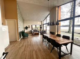 Luxe recreatiewoning midden in bosrijke omgeving，位于Waalre的度假屋