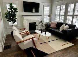 Newly Renovated Cottage including Driveway in Downtown Murfreesboro