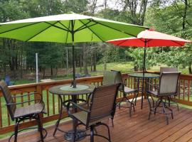 Serenity and Fun all in one in this Cozy Pocono Cabin，位于吉姆索普的酒店