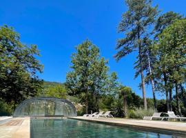 Domaine le Vaxergues，位于圣阿弗里克的带按摩浴缸的酒店