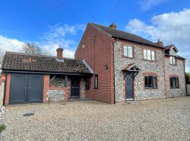 Saltkettle in Blakeney, sleeping 12 in 5 bedrooms，位于布莱克尼的酒店