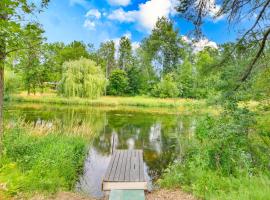 Waterfront Home with Dock and Fire Pit in Pine River，位于Pine River的酒店