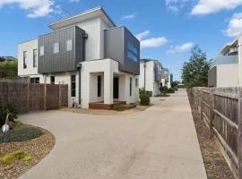 Stunning Luxury Townhome Walk to Beach & Shops