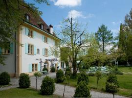 Schloss Ueberstorf - Tafeln, Tagen, Träumen，位于Ueberstorf的旅馆