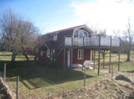 Idyllic cottage with private padel court - Close to golf courses & the sea，位于Hunderum的酒店