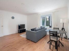 Maunsell Spacious 1 Bedroom Apartment with Parking in Crawely，位于克劳利的酒店