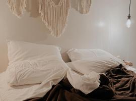 FLATS SUITE - Experiência e Conforto na charmosa Vila de São Jorge, Goiás，位于圣若热岛的酒店