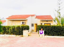 Private villa with garden by the Mediterranean，位于Dawwār al Ḩajj Aḩmad的酒店