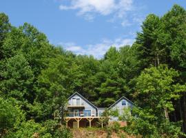 24-Acre Cottage with Hot Tub about 10 Mi to Blowing Rock，位于勒诺的酒店